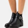 Comfort - Classic Ankle Boots - Black